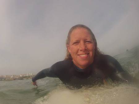 Foto van Natasha die surft op de golven